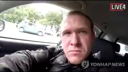총격범 추정 인물이 차를 몰고 가며 촬영한 자신의 모습.