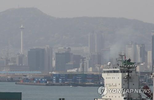 부산항 일대의 선박 매연과 미세먼지