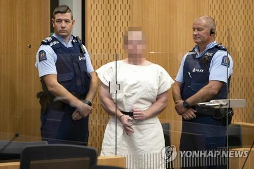 법정에서 백인우월주의 손가락 표시를 한 뉴질랜드 테러범