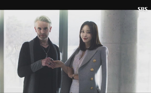드라마 '빅이슈'에서 주연 한예슬과 연기하는 그래함