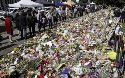19일 테러 희생자 추모를 위해 뉴질랜드 크라이스트처치 식물원(보태닉 가든)에 놓인 꽃다발[AP=연합뉴스]