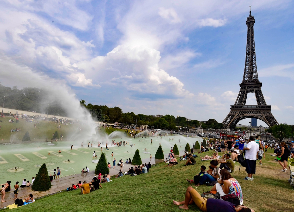 (파리 EPA=연합뉴스) 2018년 8월 시민과 관광객 등으로 붐비는 에펠탑 주변 