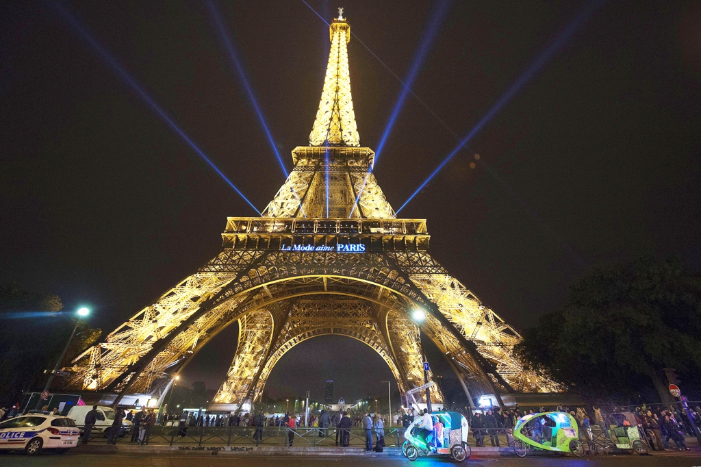 (파리 EPA=연합뉴스) 2015년 10월 조명 밝힌 에펠탑