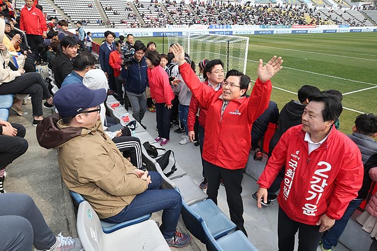 경남FC 경기장 내 유세하는 황교안 대표