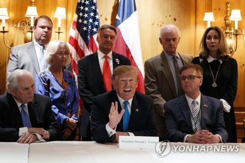 공화당 모금행사에서 기자들에게 국경 정책 설명하는 트럼프 대통령