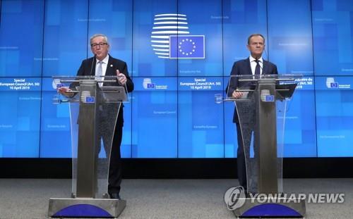 기자회견 하는 투스크 EU 정상회의 의장(오른쪽)과 융커 집행위원장(왼쪽)