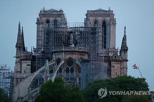 첨탑 잃은 '노트르담'…"전면부 두 탑은 소실 모면"