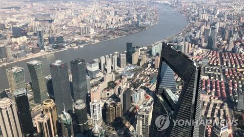 상하이 도심 가르는 황푸강변의 빌딩숲