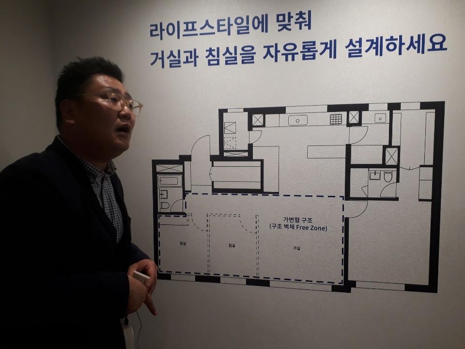 C2 하우스 가변형 구조 설계 설명하는 김한석 차장