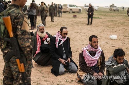 시리아 동부 IS 진영 벗어나 투항한 IS 가담자들