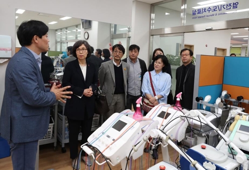 진천선수촌 관계자 설명 듣는 문경란 스포츠혁신위원장(왼쪽 2번째)