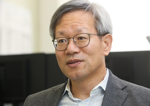 인터뷰하는 김유찬 한국조세재정연구원장