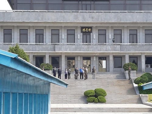 1일 오전 북측 판문각을 찾은 북측 관람객들
