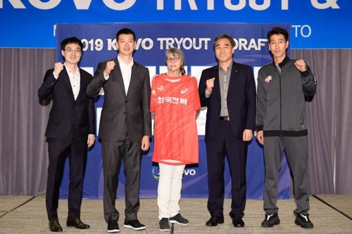 가빈 지명 후 가빈의 어머니(중앙)와 함께 선 장병철 감독(왼쪽에서 2번째)