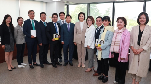 박영선 장관(사진 가운데)과 기념 촬영을 하는 한인회 임원들
