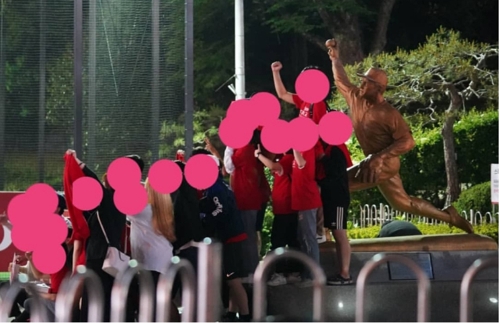 최동원 동상에서 기념사진 찍은 부산대 총학생회