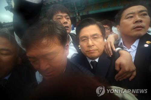 5·18 기념식 참석 중 항의 받는 황교안 (광주=연합뉴스) 김인철 기자 = 자유한국당 황교안 대표가 18일 오전 제39주년 5·18 민주화운동 기념식이 열린 광주 국립5·18민주묘지에서 행사장으로 입장 하던 중 시민단체의 항의를 받고 있다. 2019.5.18 yatoya@yna.co.kr(끝)