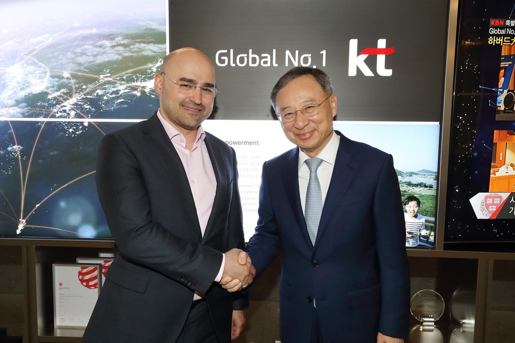 KT 황창규 회장(오른쪽)과 MTS그룹 알렉세이 코르냐 CEO. 2019. 5. 17. [KT제공]
