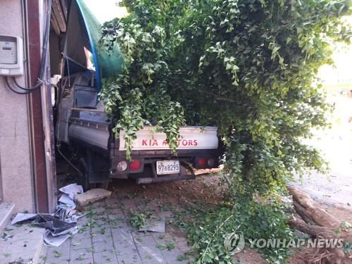 인도로 돌진해 가게 충돌