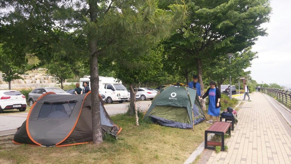 경인아라뱃길 수변공간에 설치된 텐트