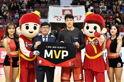 인삼공사 시절 경기 MVP를 받고 있는 최현민.