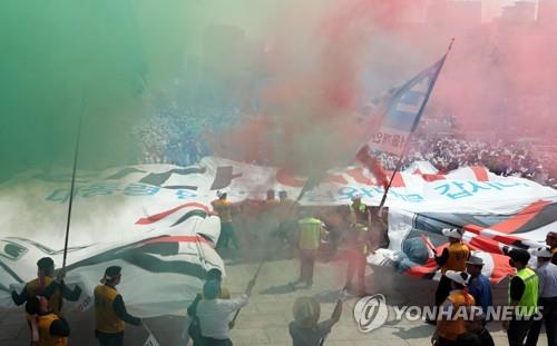 '타다 OUT!' 대형 현수막 찢는 택시기사들