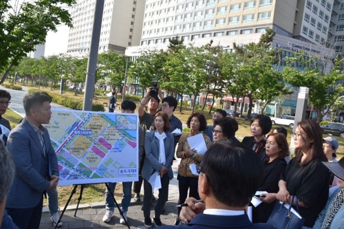 사고 현장 주변에서 교통 대책 청취하는 이정미 대표