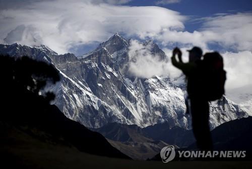 세계 최고봉 에베레스트를 사진에 담는 등반객