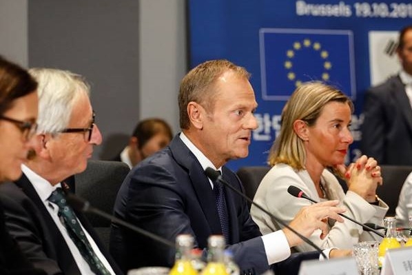 투스크 EU 정상회의 의장(중)과 융커 집행위원장(좌), 모게리니 외교안보대표(우)