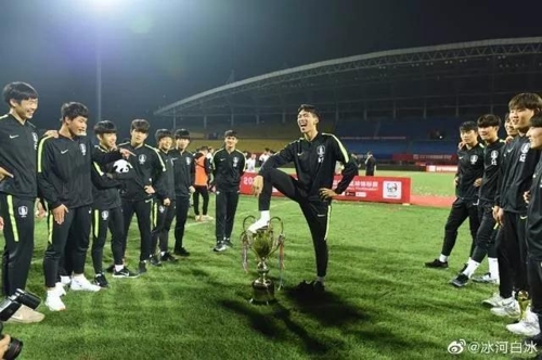 한국 U-18 축구 대표팀, 중국 대회 '모독' 세리머니 논란