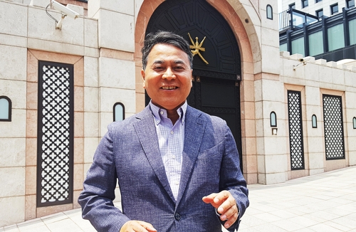 (서울=연합뉴스) 이희용 기자 = 예멘인 난민 신청 논란 1년을 맞아 이희수 교수가 3일 서울 종로구 새문안로 주한 오만대사관 앞에서 연합뉴스 인터뷰에 응하고 있다.