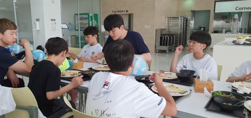 어린이들과 함께 식사하는 대한항공 선수들