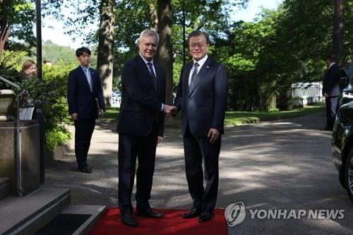 문 대통령, 안티 린네 핀란드 총리와 악수