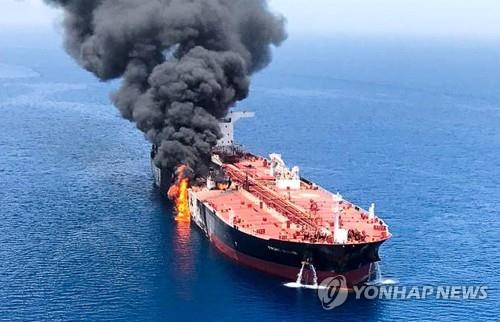 13일 오만해에서 공격받아 불에 타는 유조선
