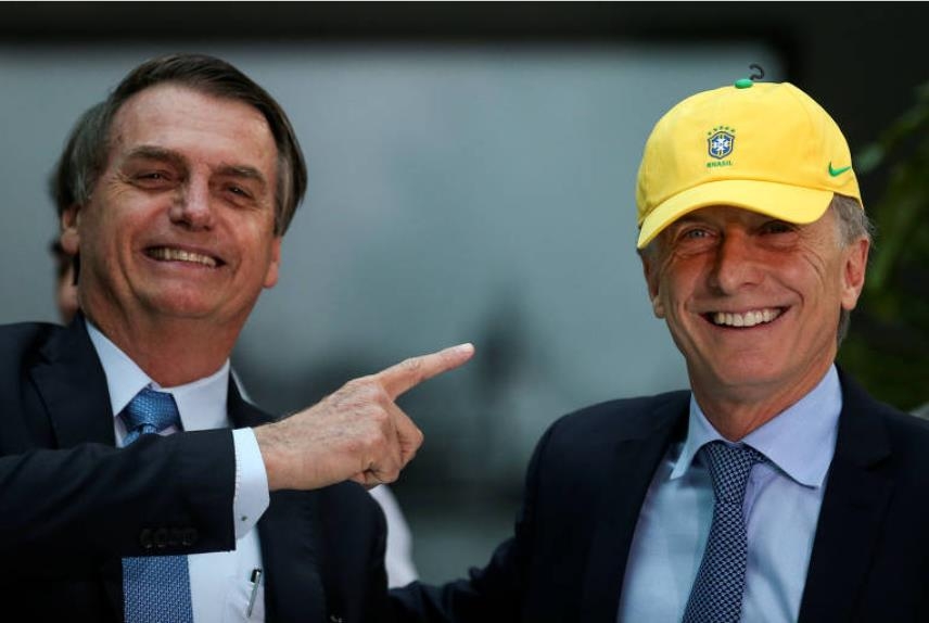 자이르 보우소나루 브라질 대통령(왼쪽)이 지난 6일 부에노스아이레스에서 마우리시오 마크리 아르헨티나 대통령을 만나고 있다. [브라질 뉴스포털 UOL] 