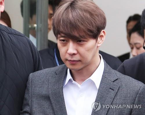 굳은 표정의 박유천