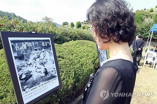 '전주 형무소 학살' 사진 보는 유족