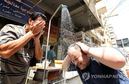 섭씨 50도에 육박하는 이라크의 불볕더위