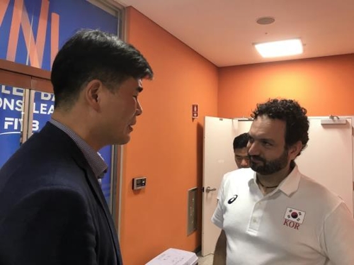 라바리니 여자배구 대표팀 감독과 만나 대화를 나누는 임도헌 남자팀 감독(왼쪽)