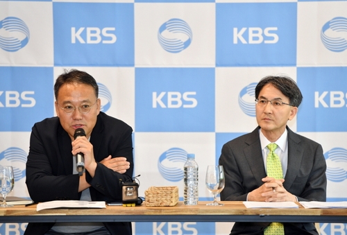 정필모 KBS 부사장(오른쪽)과 복진선 진실과미래추진단장