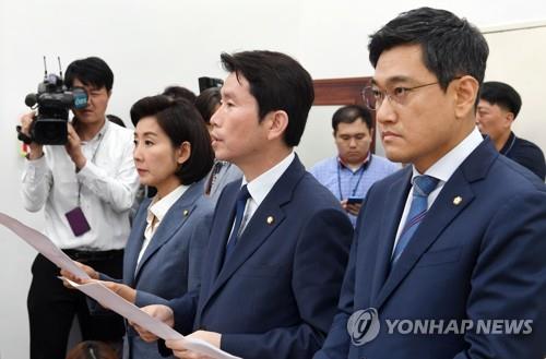 합의문 발표하는 3당 원내대표 (서울=연합뉴스) 신준희 기자 = 자유한국당 나경원(왼쪽부터), 더불어민주당 이인영, 바른미래당 오신환 원내대표가 24일 오후 국회 운영위원장실에서 6월 임시국회 개최 관련 여야 3당 합의문을 발표하고 있다. 2019.6.24 hama@yna.co.kr(끝)