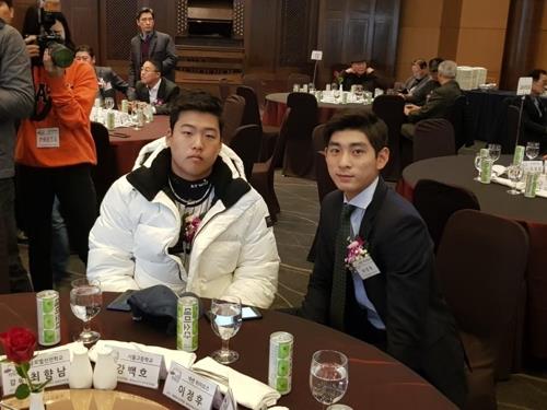 2017년 12월 한국프로야구의 날 은퇴선수의 날 시상식에서 만난 강백호와 이정후