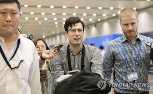 북한에 억류됐다가 풀려난 호주 유학생 시글리가 베이징 공항에 도착한 모습