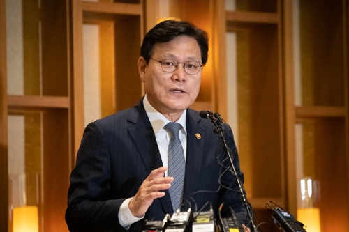 기자간담회에서 모두발언하는 최종구 금융위원장