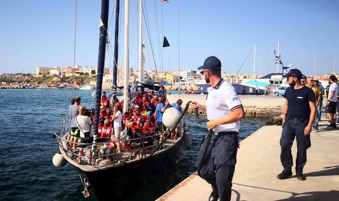 6일 람페두사 항에 닻을 내린 이탈리아 NGO의 난민구조선 '알렉스' [ANSA통신] 
