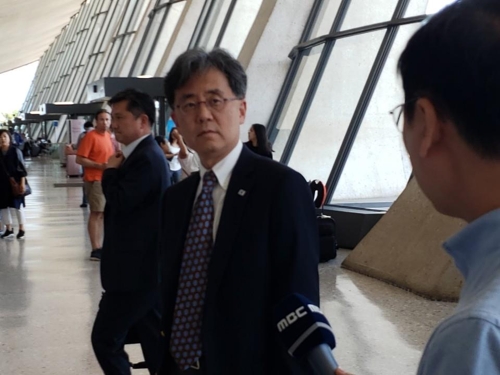 (워싱턴=연합뉴스) 임주영 특파원 = 미국을 방문한 김현종 청와대 국가안보실 2차장이 13일(현지시간) 워싱턴DC 인근 덜레스공항에서 취재진과 인터뷰하고 있다. 2019.7.13