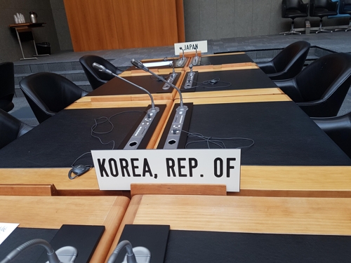(제네바=연합뉴스) 이광철 특파원 = 세계무역기구(WTO) 일반이사회가 열리는 WTO 회의실에 한국과 일본의 국가명 팻말이 나란히 설치돼 있다. minor@yna.co.kr 2019. 7. 23