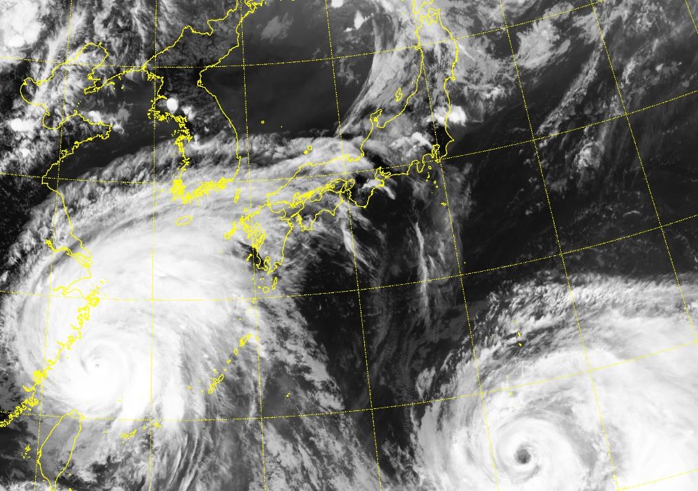 오후 4시 20분 현재 태풍 '레끼마'(왼쪽)과 '크로사'(오른쪽)