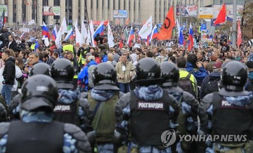 공정선거 촉구 시위대와 대치 중인 러시아 경찰