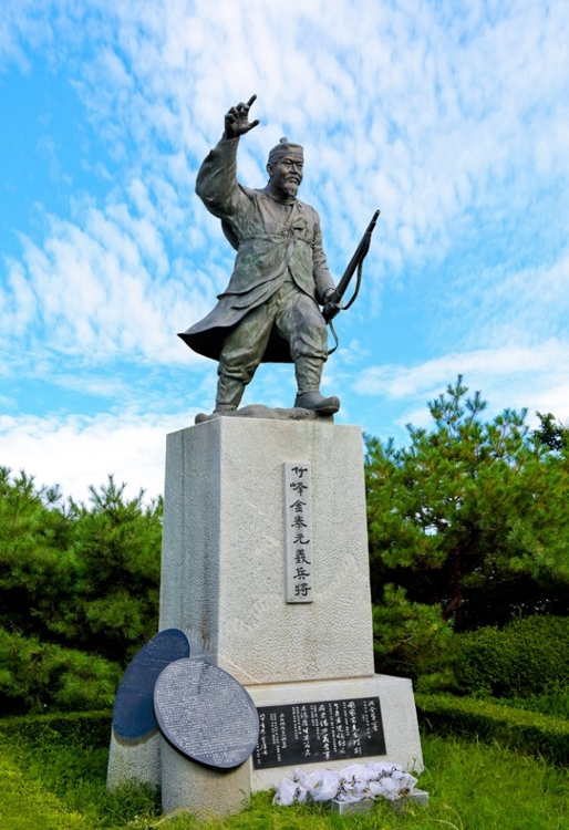 죽봉(竹峰) 김태원 의병장 동상